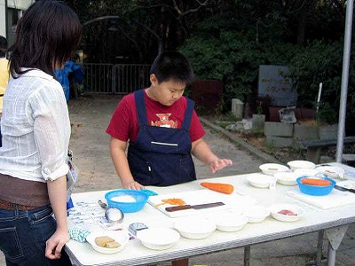 飯ごう炊さん1「さて、次は、ニンジンをさばこう?!」